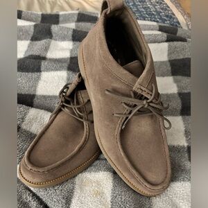 Men's Brown Suede Chukka Shoes in Size 11m. Perfect for winter time.